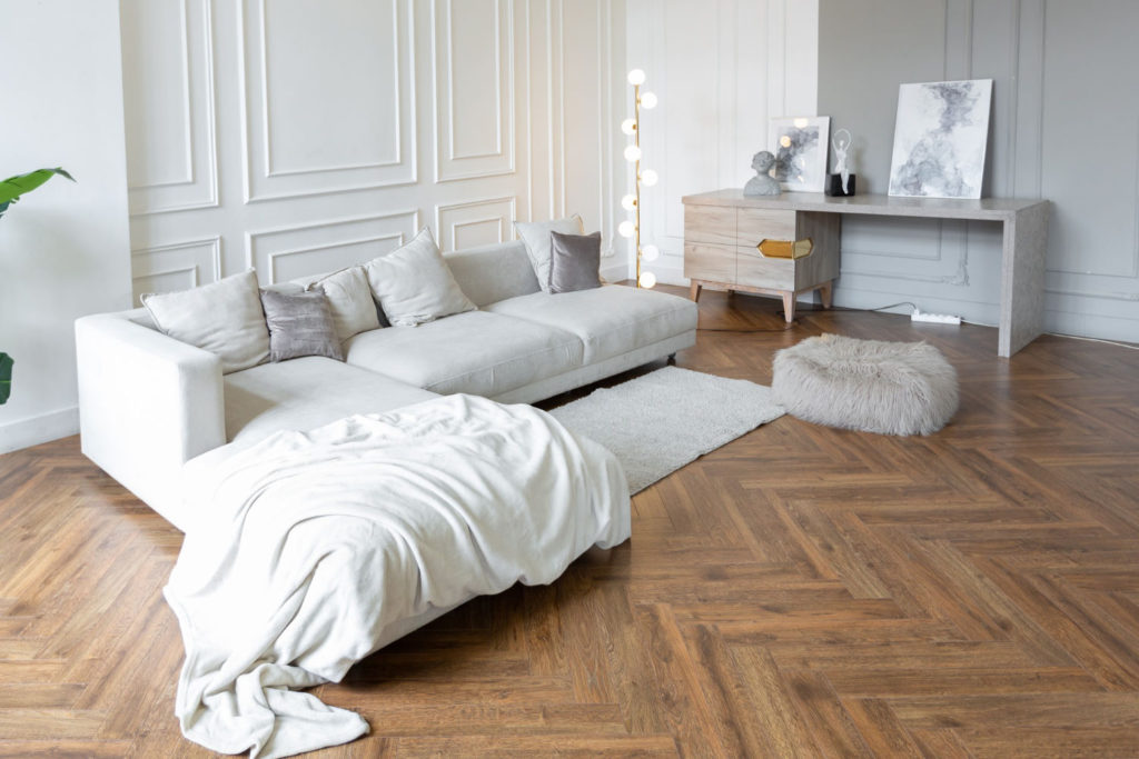 Deska podłogowa z drewnianych desek to jeden z najbardziej popularnych rodzajów podłogi